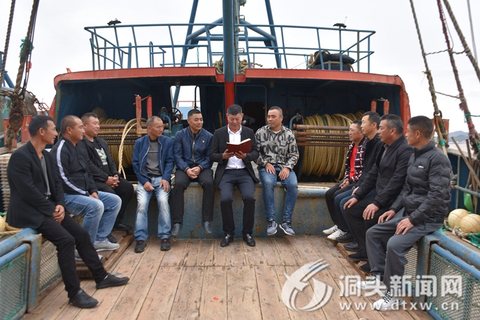 ��ѧϰ�᳹���Ķ�ʮ���񡿺�ɫ�������洬 �����Ķ�ʮ����ע�롱��������