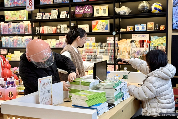 ��ѧ�ڼ� �����ľ̸߽��г�ӭ�����ۡ�С�߷塱