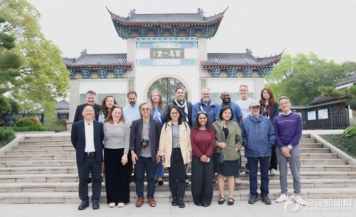 ���ʷ羰԰��ʦ���ϻᡢ�й��羰԰��ѧ��һ�����ö�ͷ���ϻ�԰�ֻ᳡